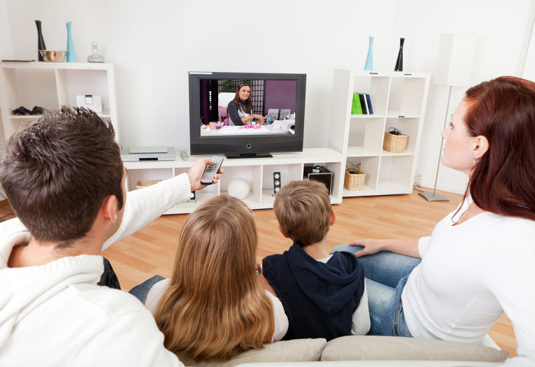 Семья смотрит Большое ТВ